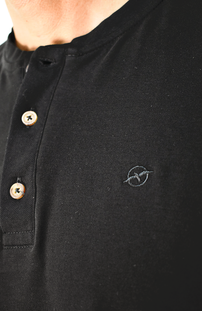 Camiseta Básica Negra Cuello Henley para Hombre