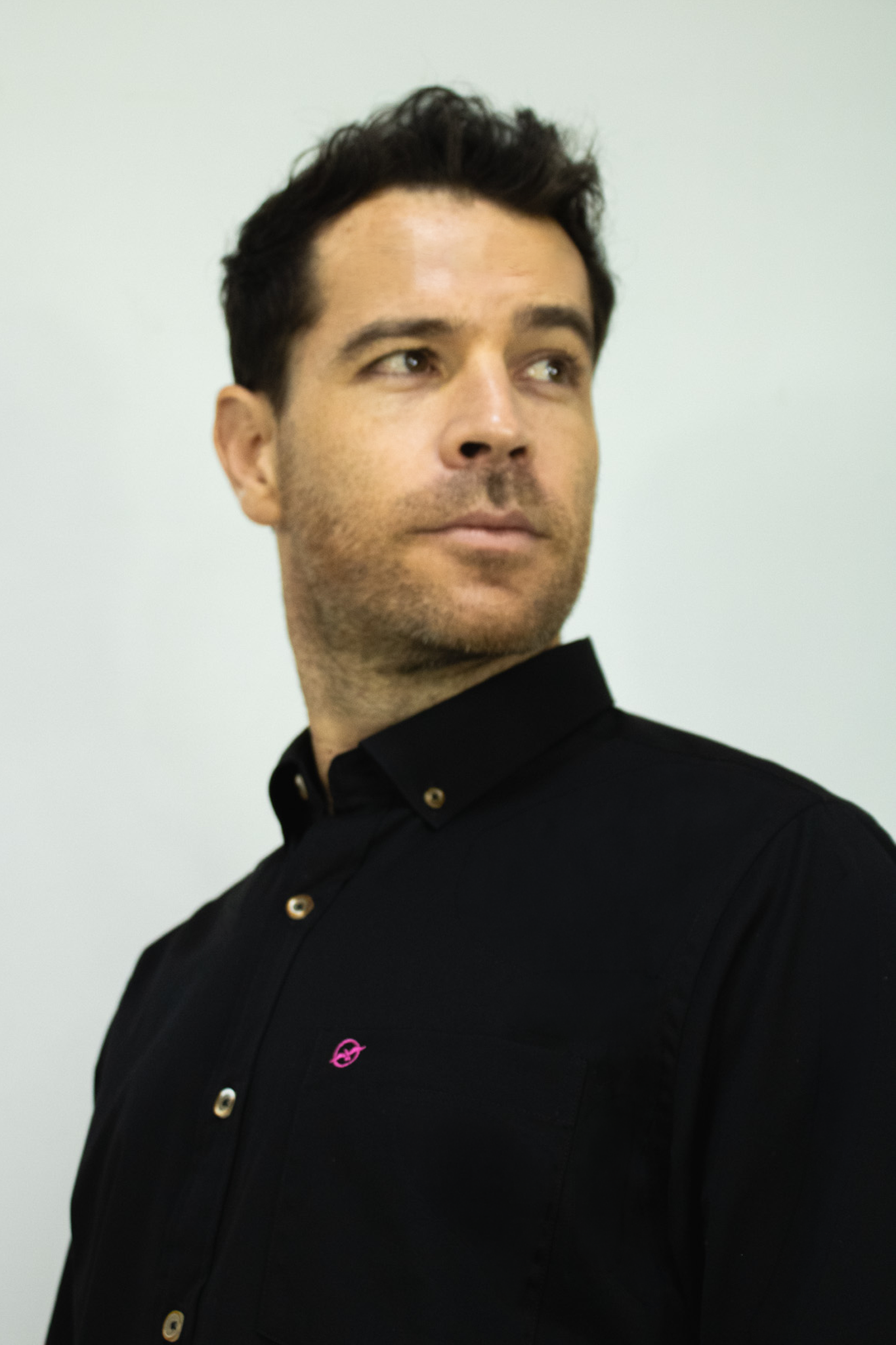 Camisa manga larga negra para hombre