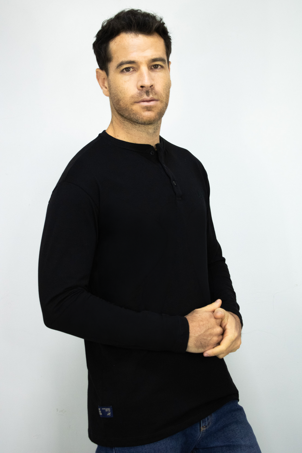 Camibuso Negro Cuello Henley Manga Larga para Hombre