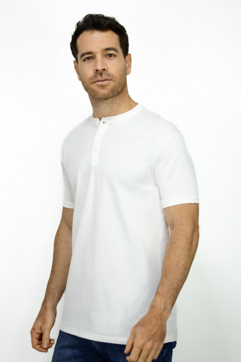 Camiseta Cuello Henley Manga Corta Blanca para Hombre