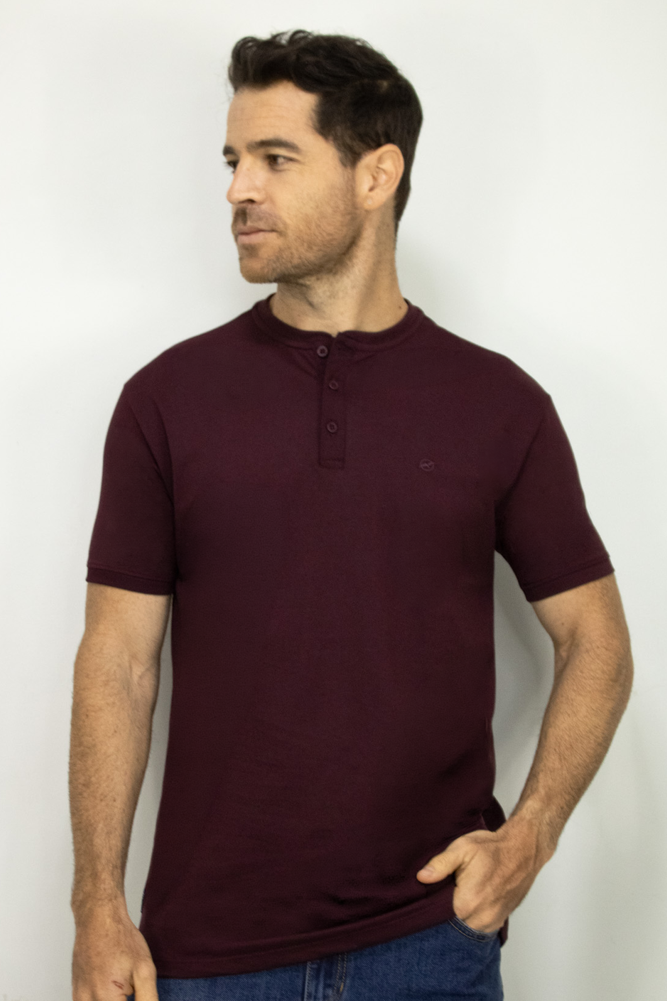 Camiseta Cuello Henley Manga Corta Vinotinto para Hombre