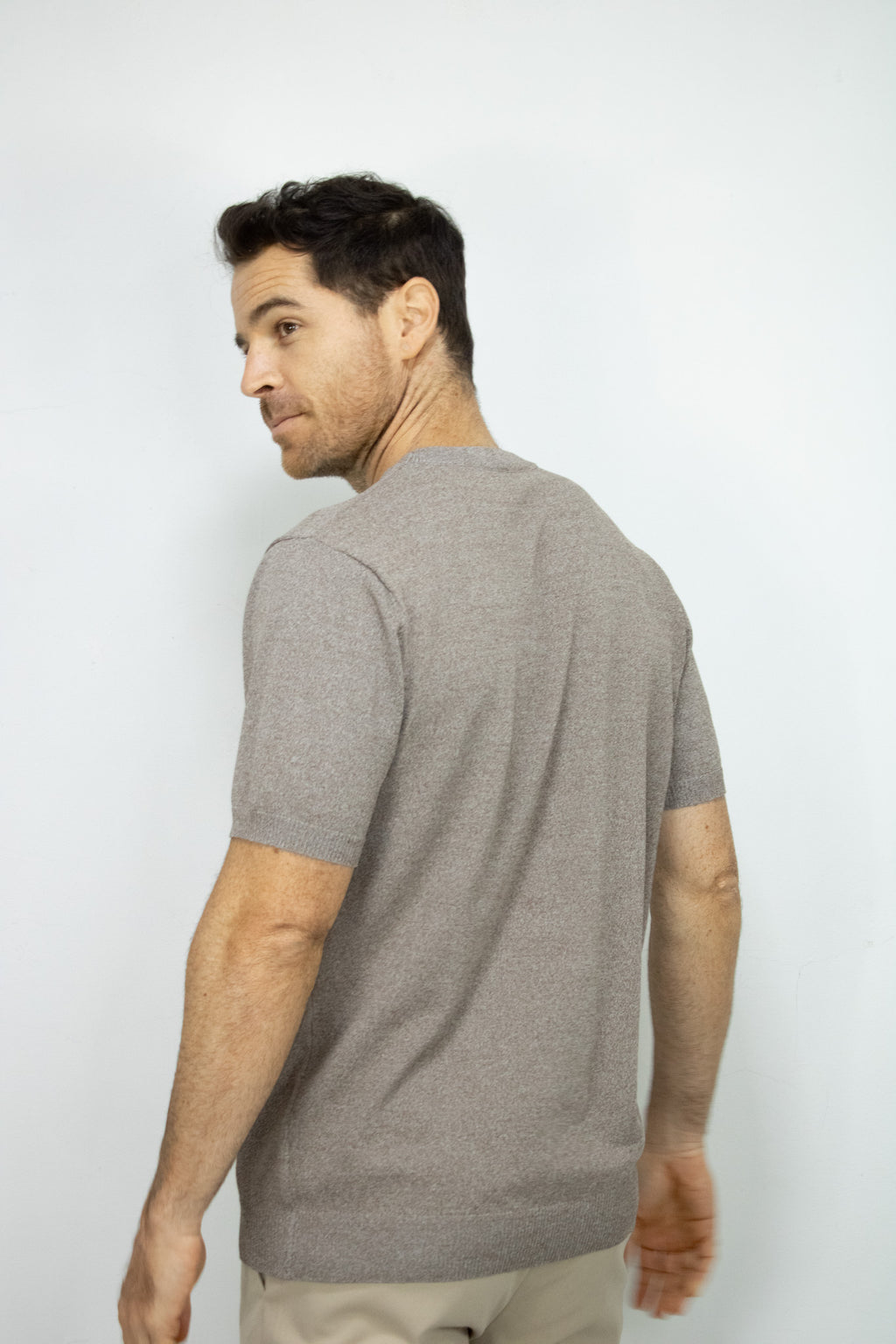 CAMISETA TEJIDA CAFE PARA HOMBRE