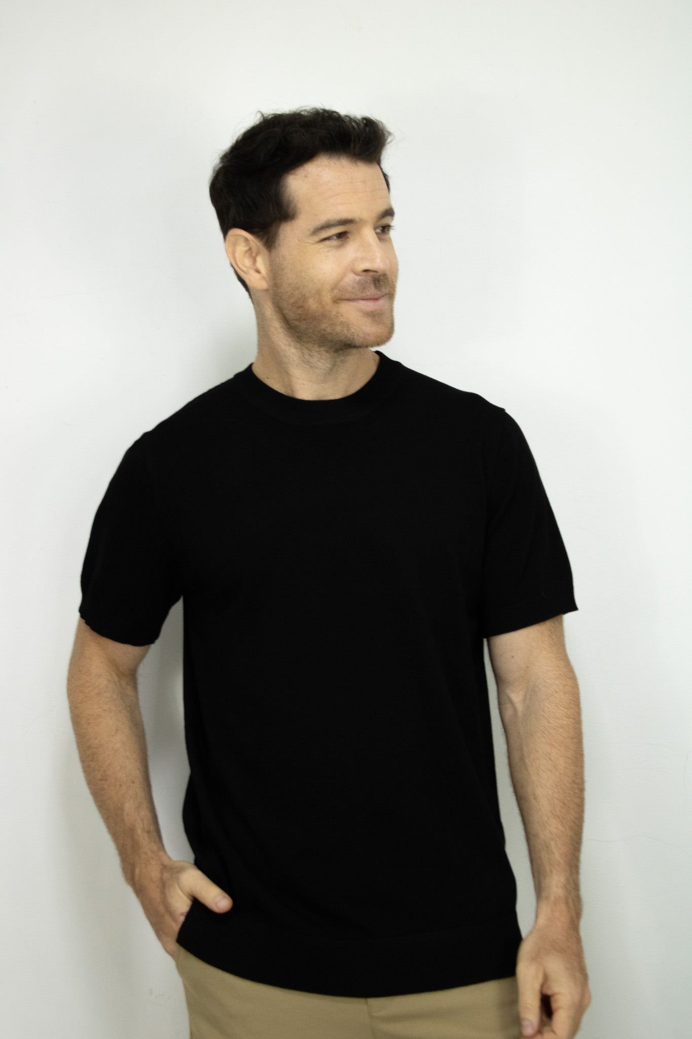 CAMISETA TEJIDA NEGRA PARA HOMBRE