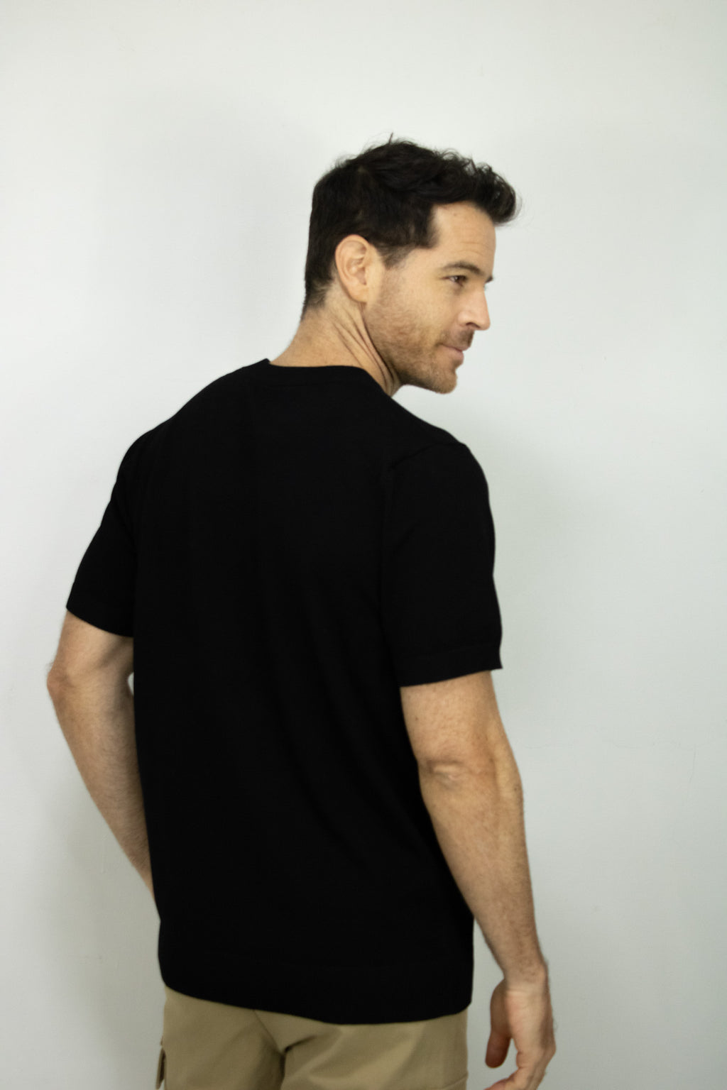 CAMISETA TEJIDA NEGRA PARA HOMBRE