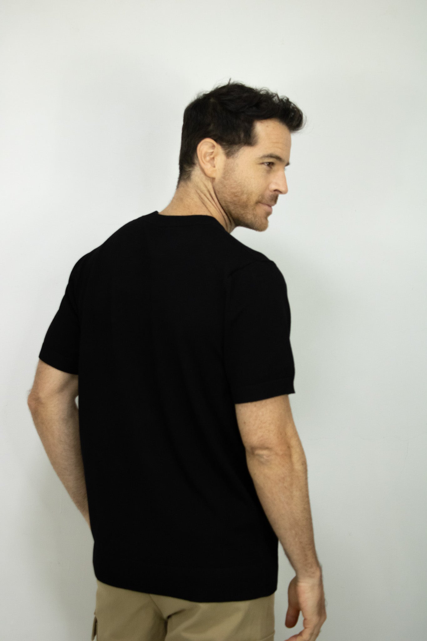 CAMISETA TEJIDA NEGRA PARA HOMBRE