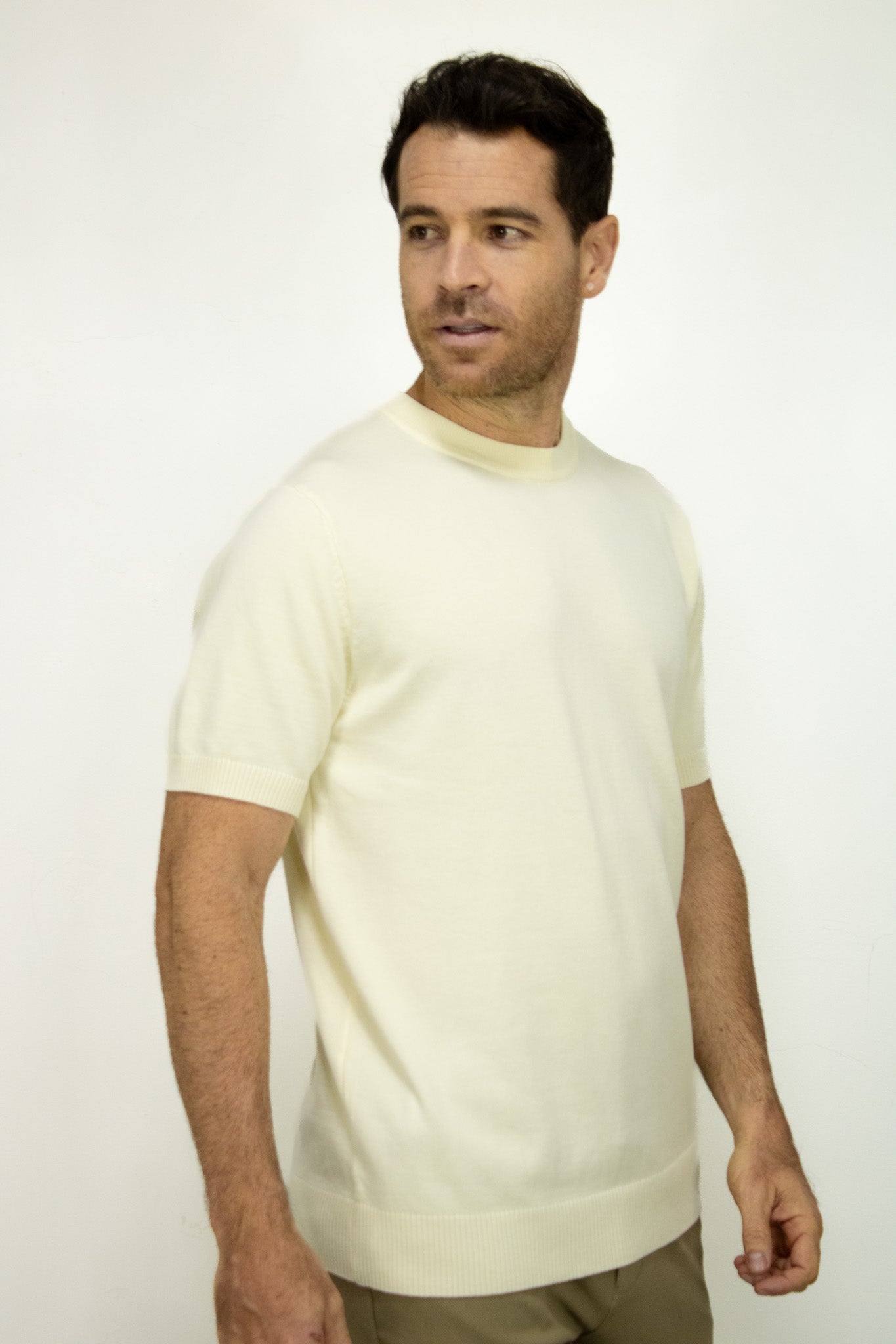 CAMISETA TEJIDA BEIGE PARA HOMBRE