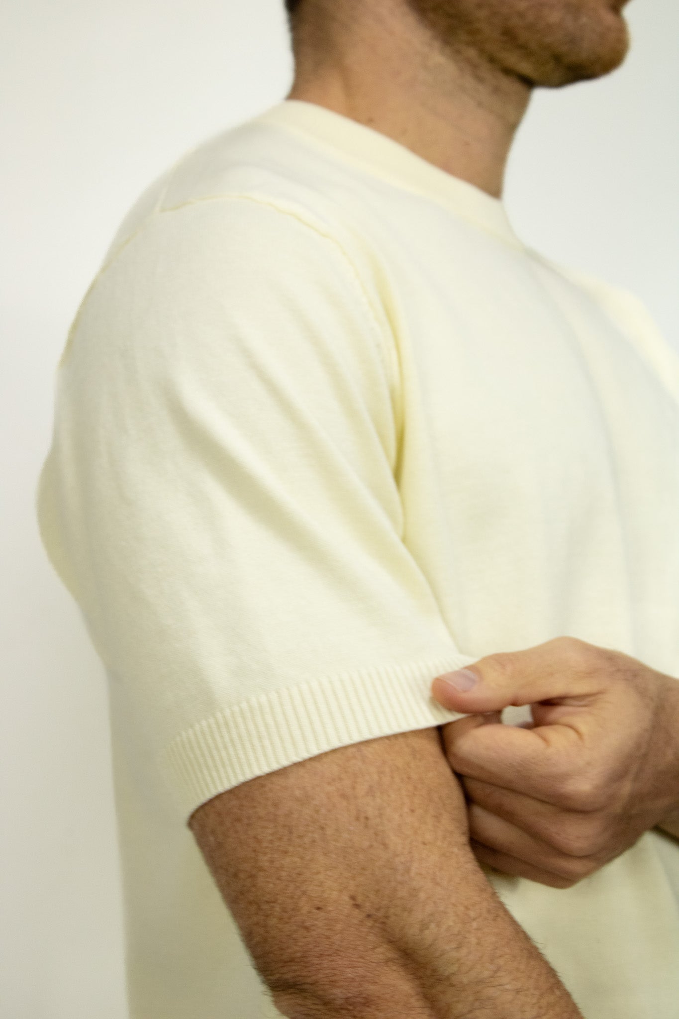 CAMISETA TEJIDA BEIGE PARA HOMBRE