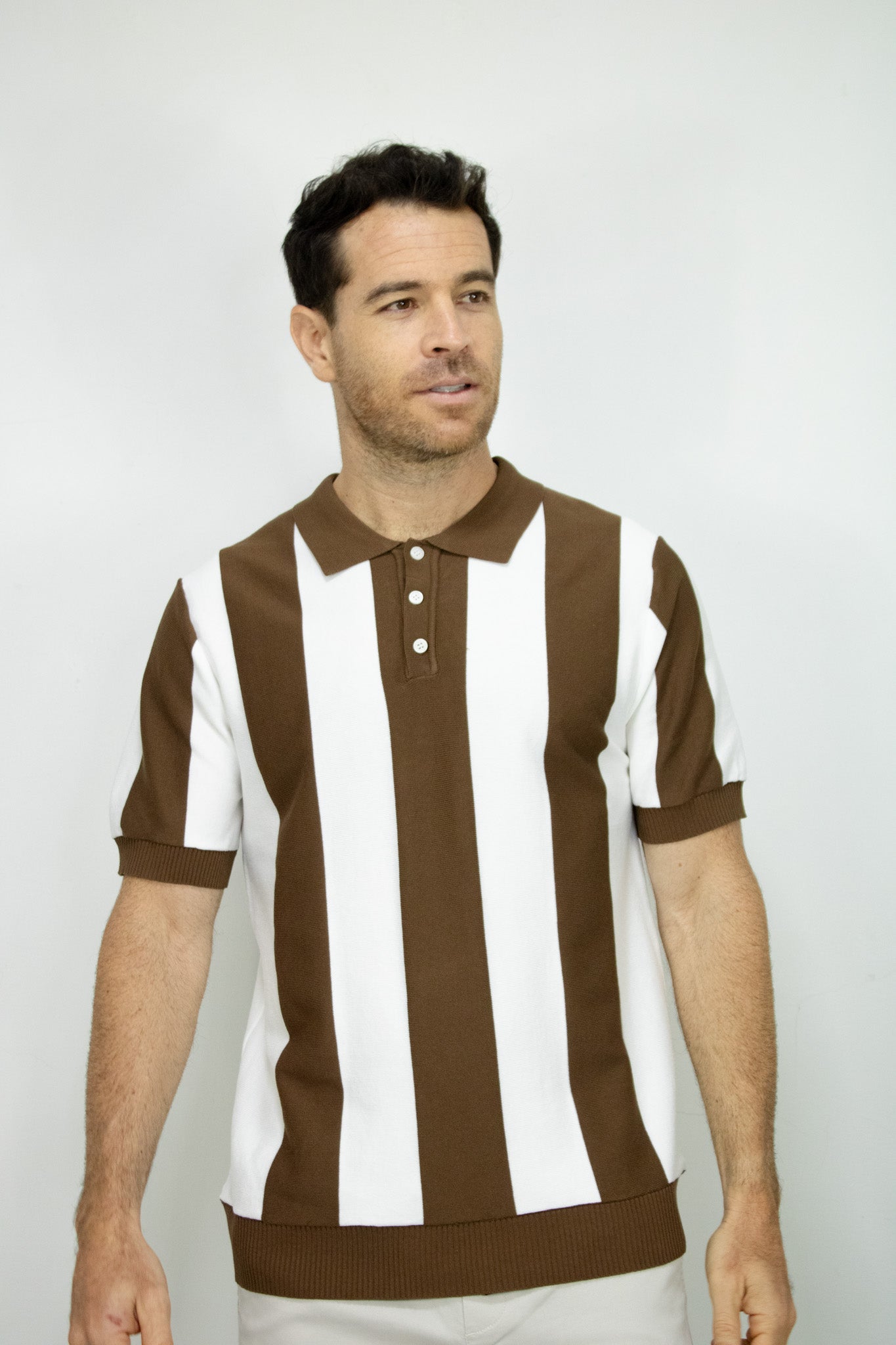 POLO TEJIDA RAYAS CAFE PARA HOMBRE