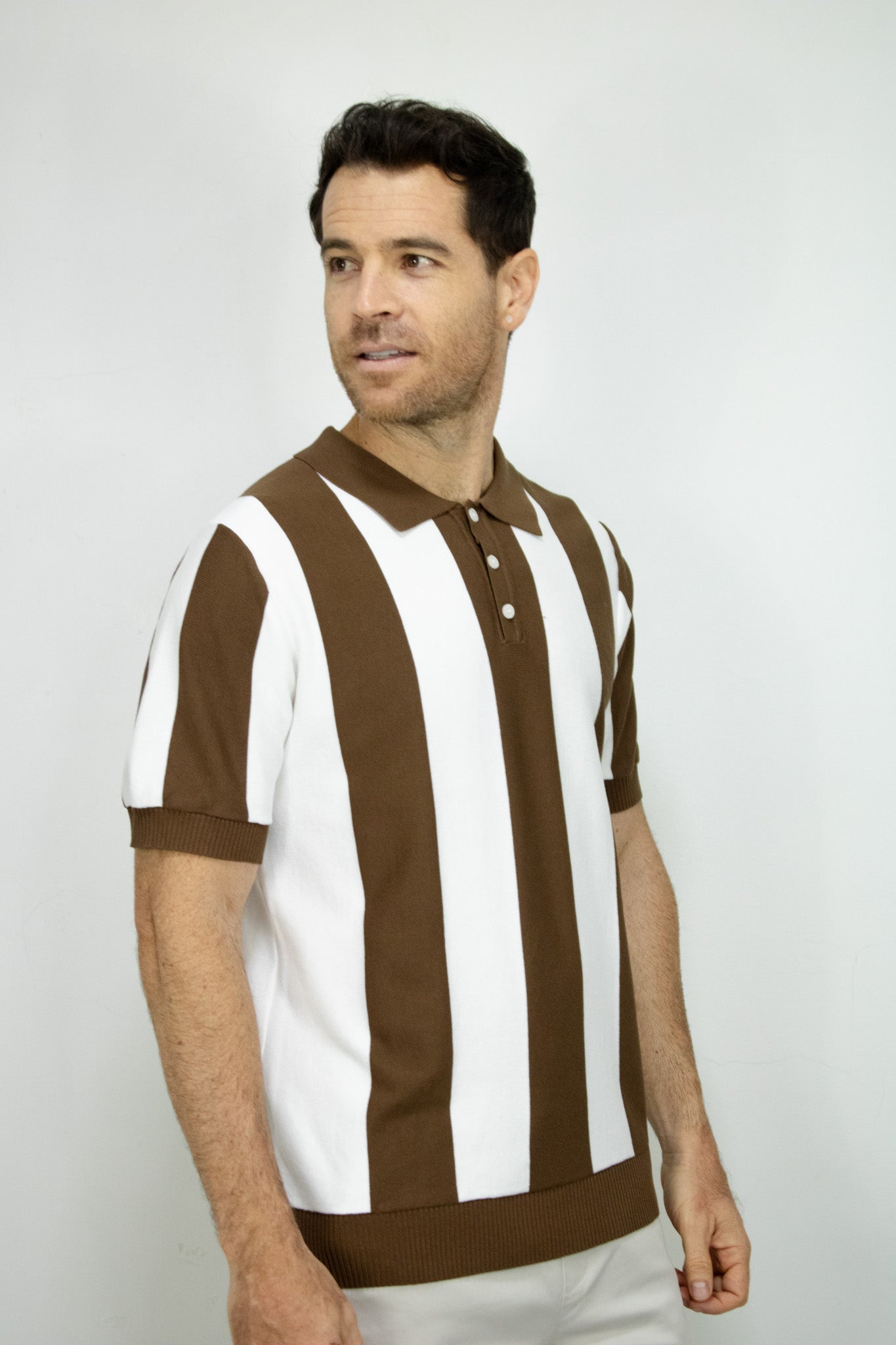 POLO TEJIDA RAYAS CAFE PARA HOMBRE