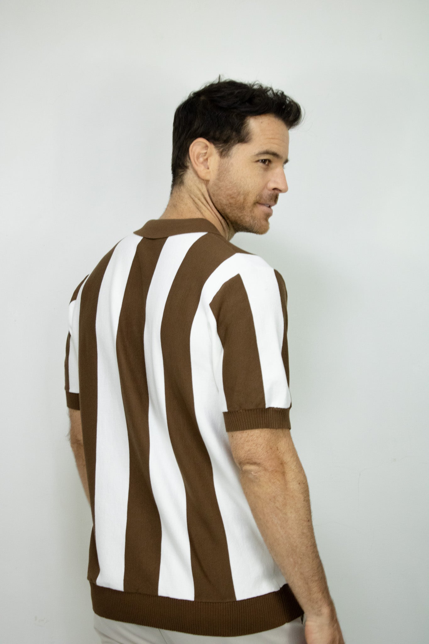 POLO TEJIDA RAYAS CAFE PARA HOMBRE