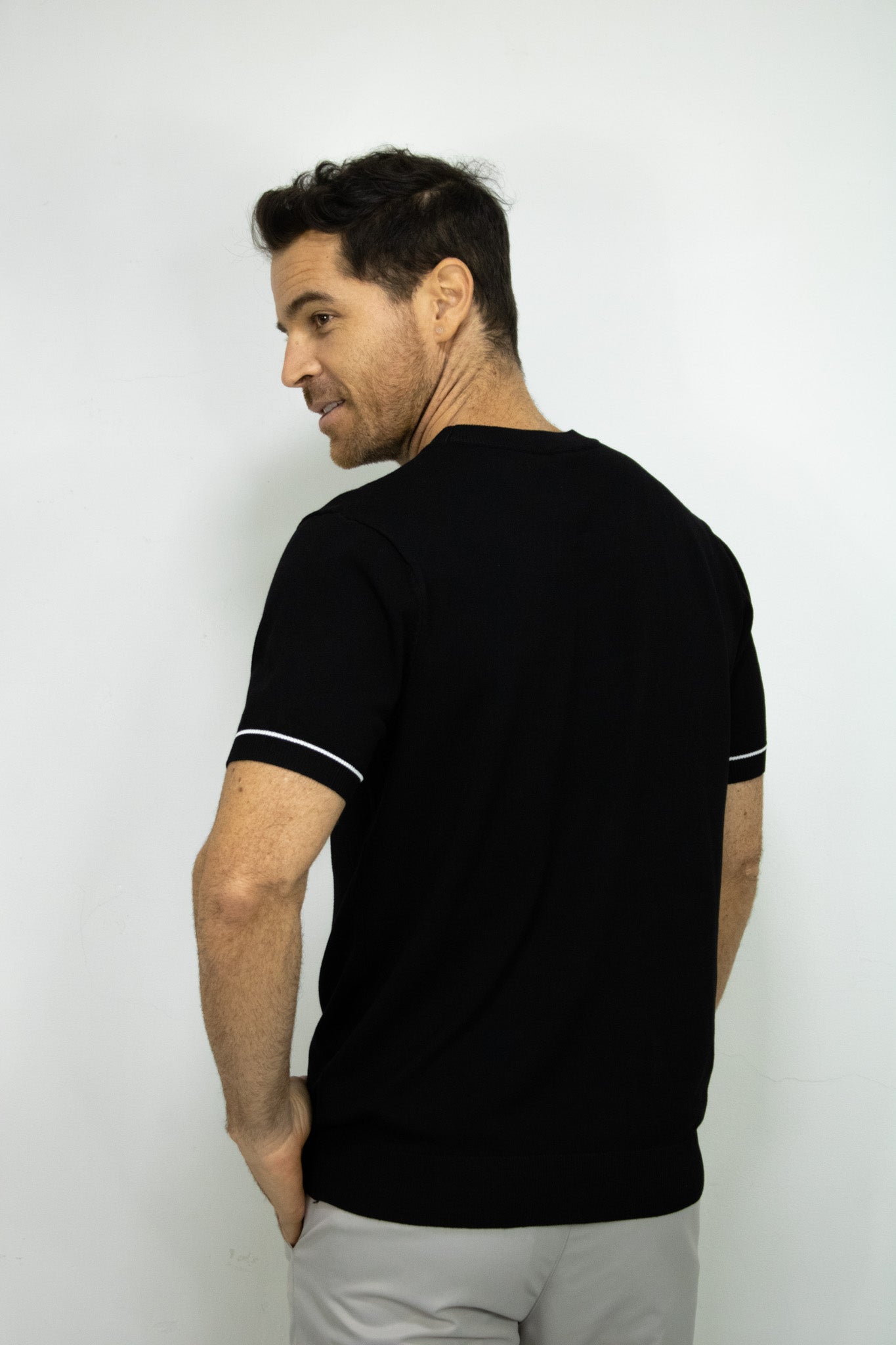CAMISETA TEJIDA NEGRA PARA HOMBRE