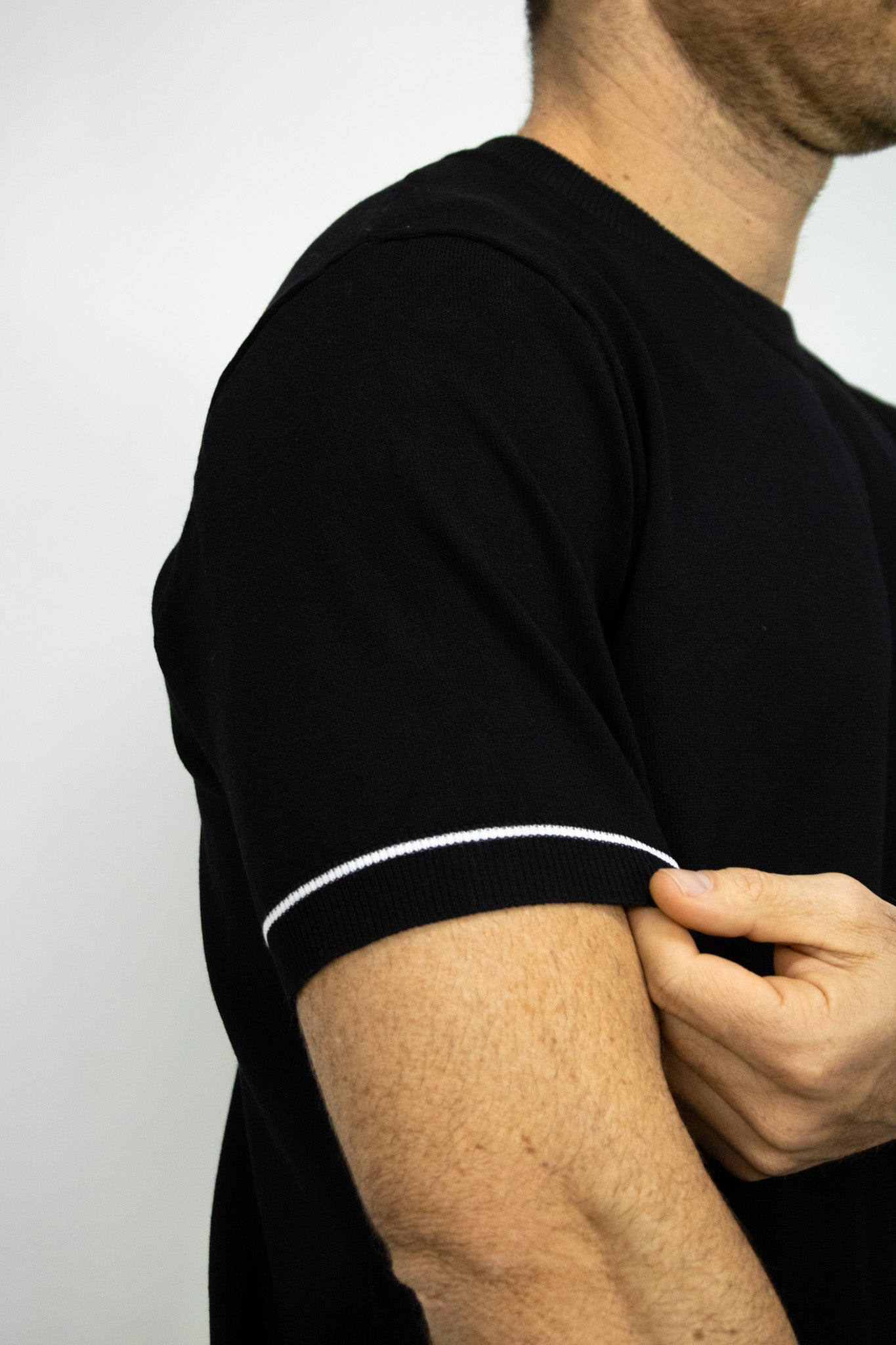 CAMISETA TEJIDA NEGRA PARA HOMBRE