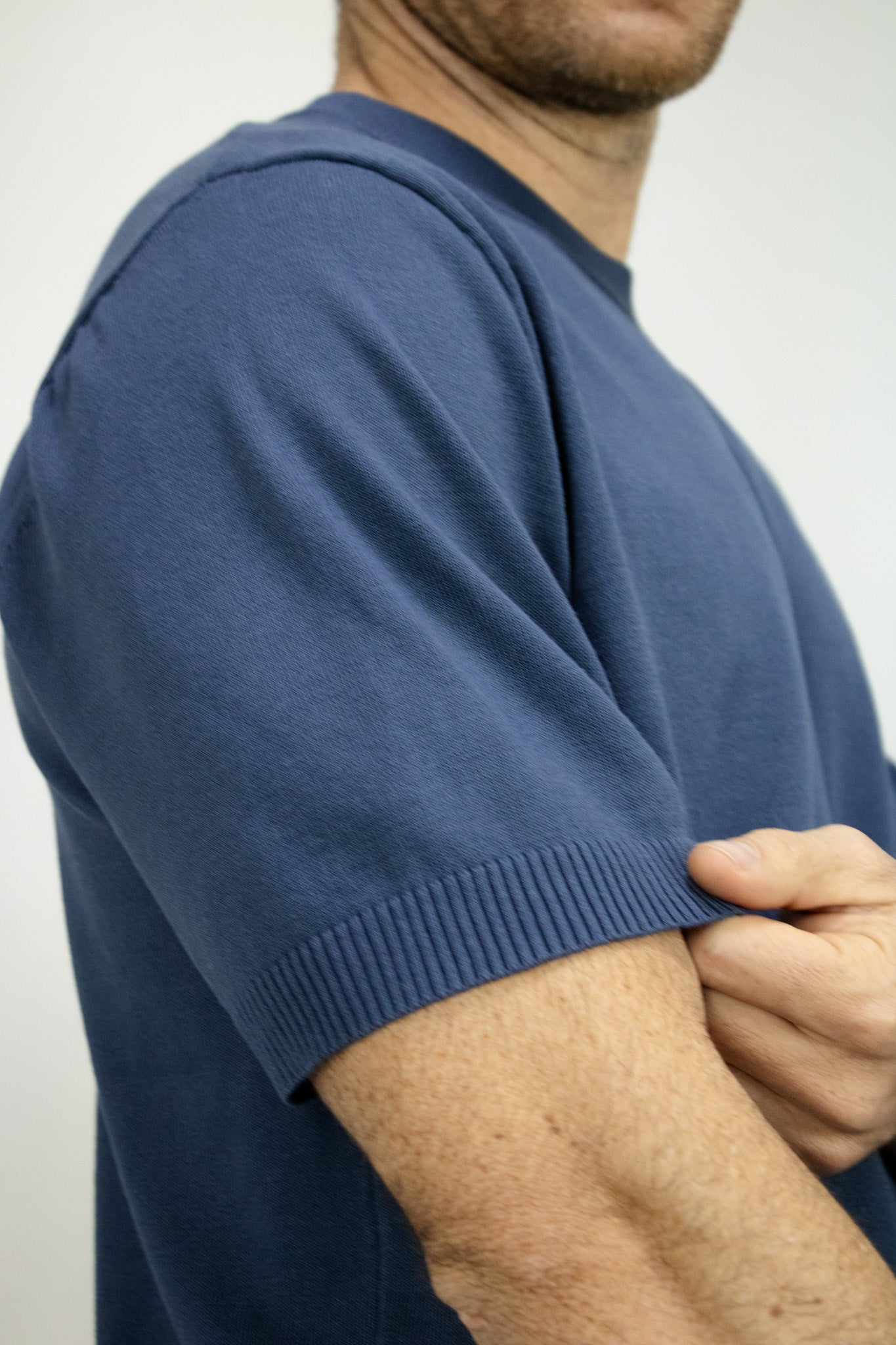 CAMISETA TEJIDA AZUL PETROLEO PARA HOMBRE