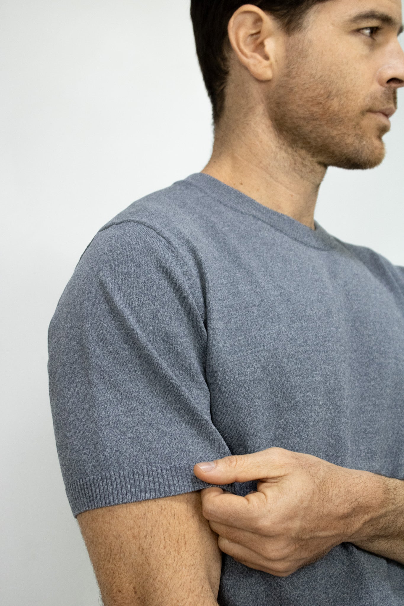 CAMISETA TEJIDA GRIS CLARO PARA HOMBRE