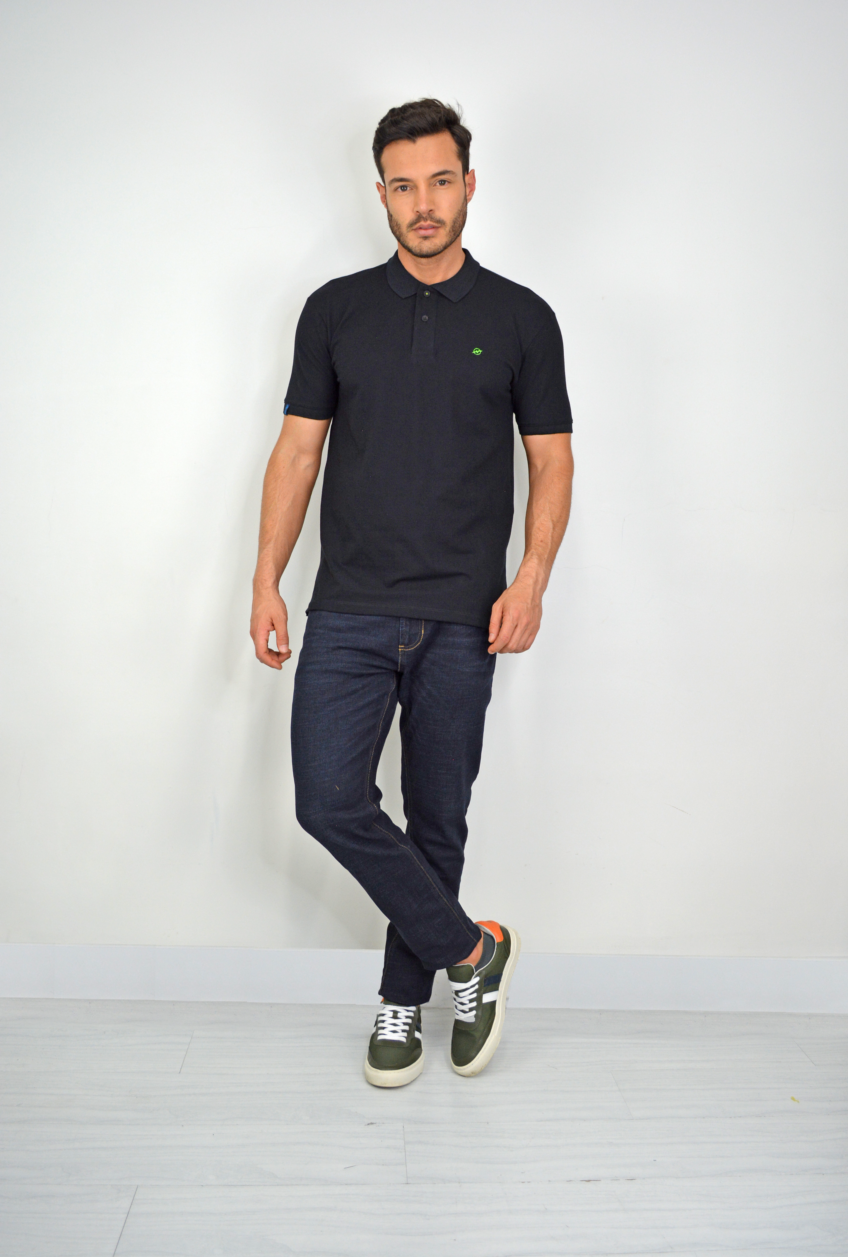 Camiseta Tipo Polo Negra Para Hombre CPB03