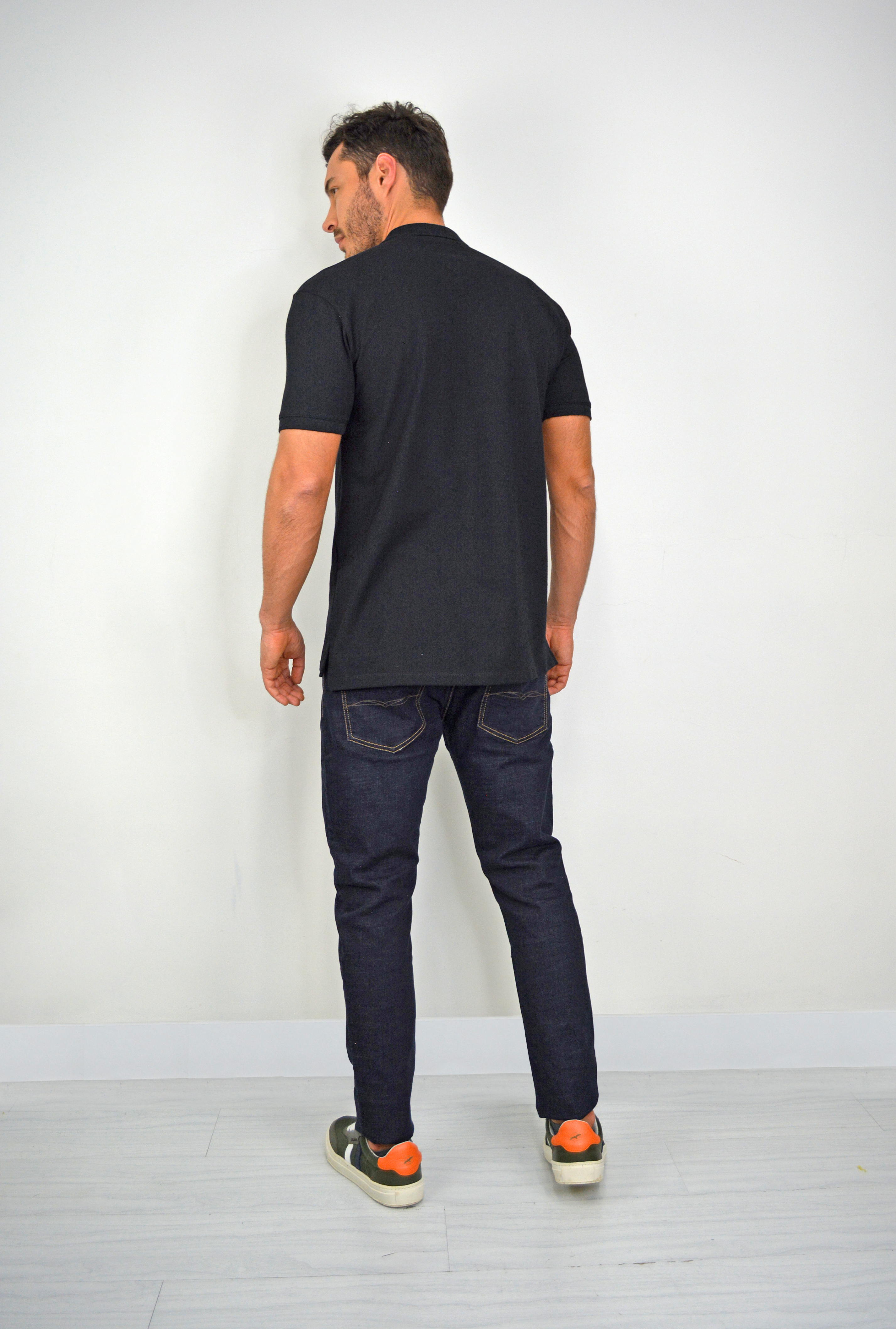 Camiseta Tipo Polo Negra Para Hombre CPB03