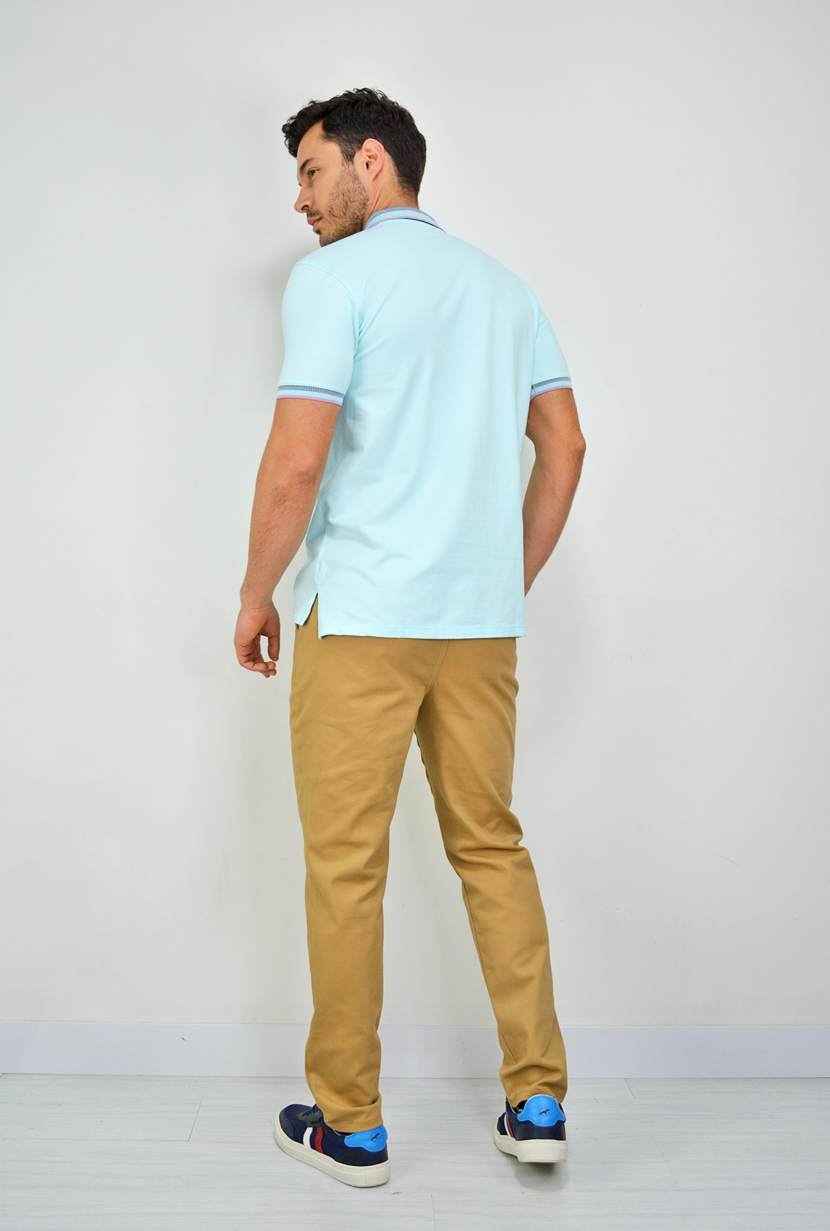 Camiseta  azul de hombre tipo polo CP023