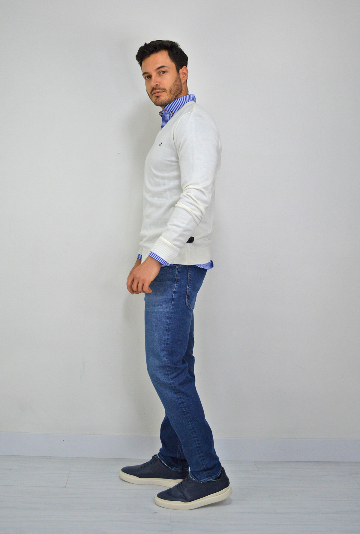Sweater marfil básico cuello V, para hombre DMST07