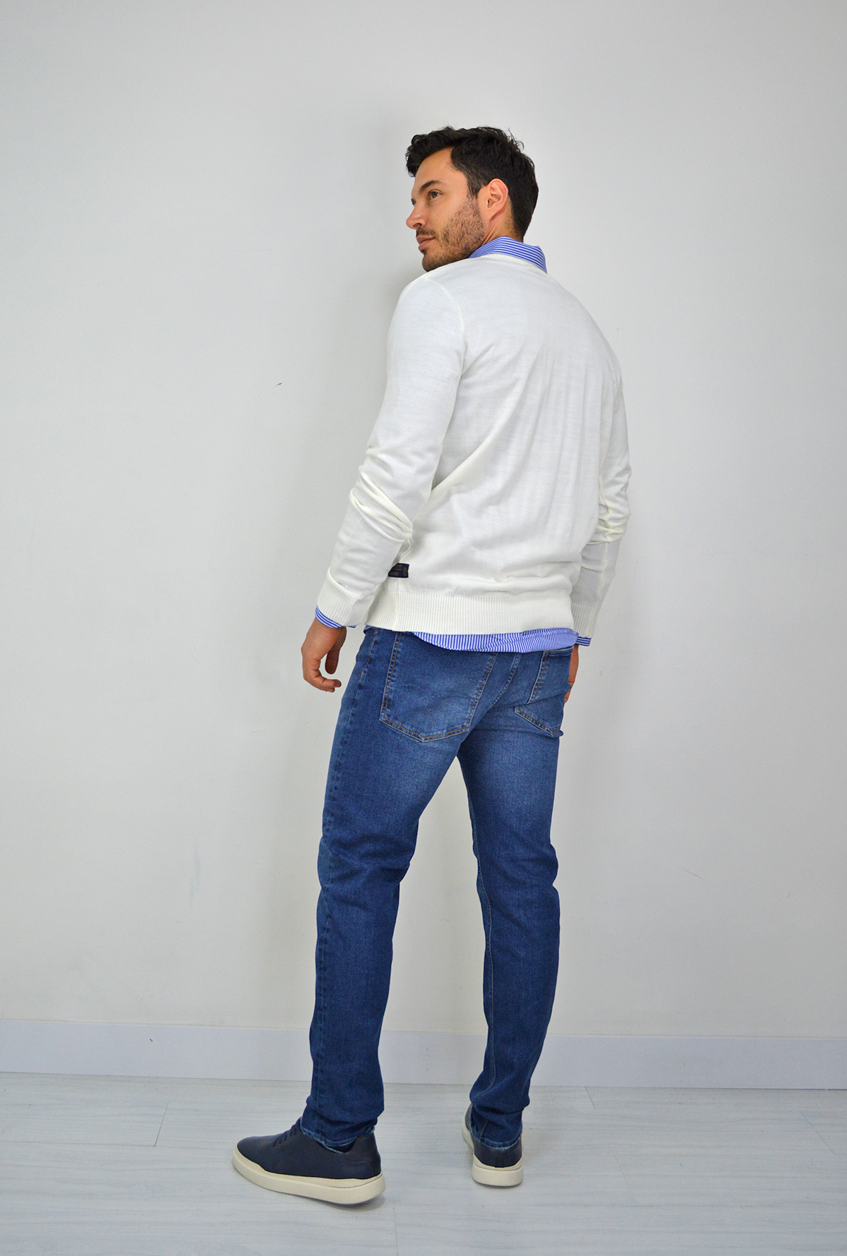 Sweater marfil básico cuello V, para hombre DMST07