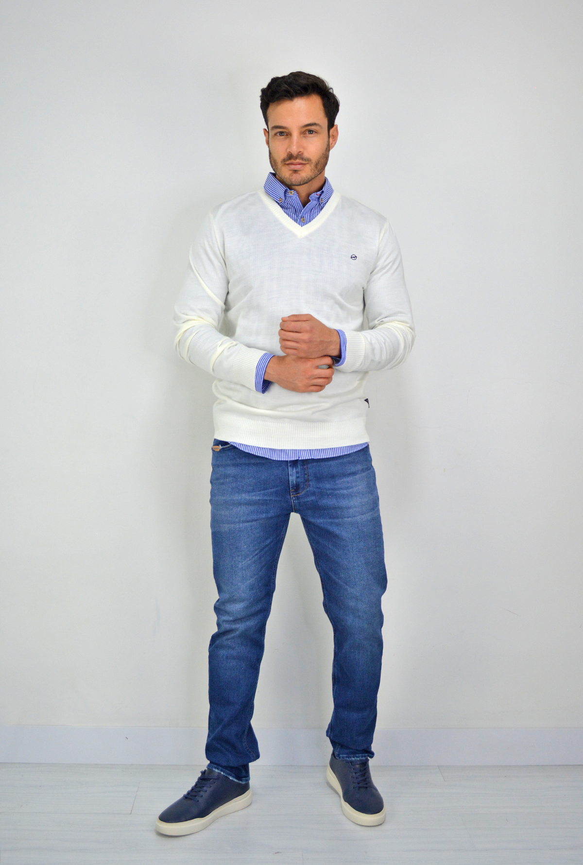 Sweater marfil básico cuello V, para hombre DMST07