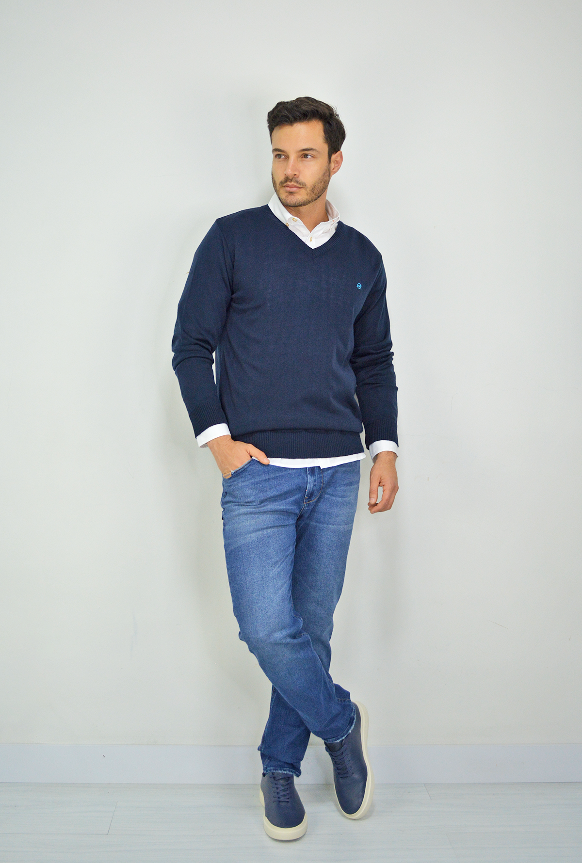 Sweater Azul Oscuro  básico cuello V, para hombre DMST07